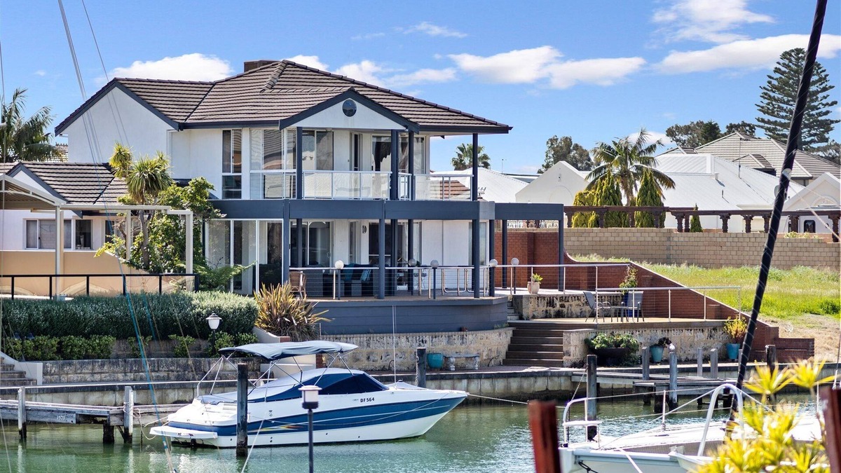 Halls Head House | Cambria Island - Couples Retreat