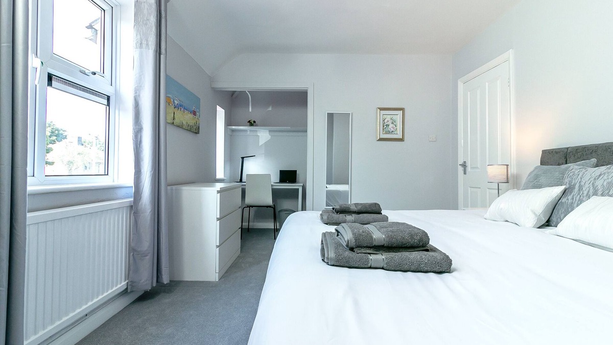 Arbury House | Cambridge 4 bed house. Sleeps 6. Parking &Terrace. 20min walk into town.