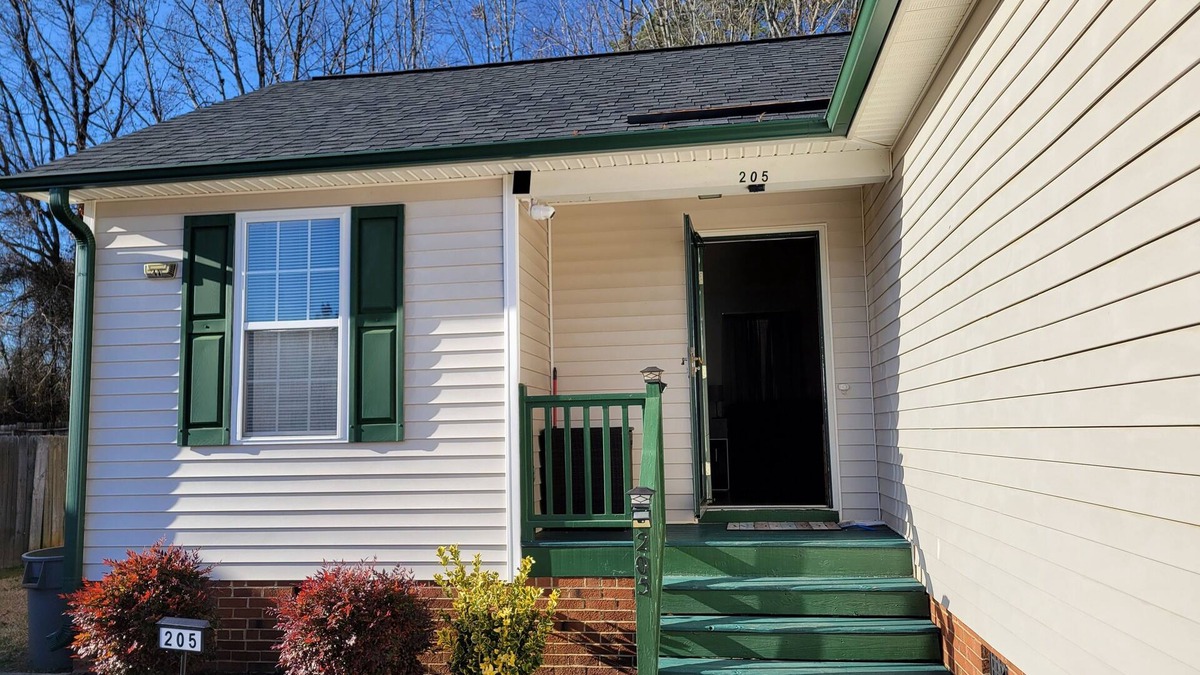 Garner House | Cambridge of Corolina in Clayton/Garner/40/42 Raleigh Area with WiFi & King Beds