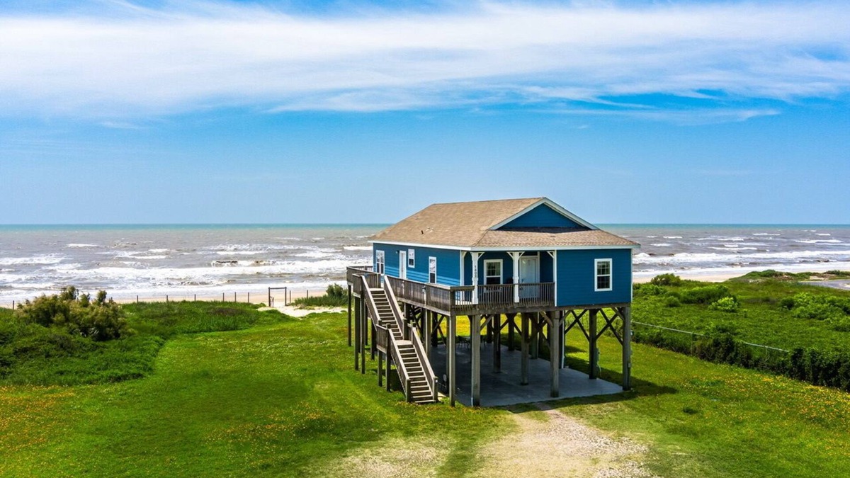 Port Bolivar House | Camelot - Huge fenced Beachfront Lot! 2 bedroom, budget friendly!