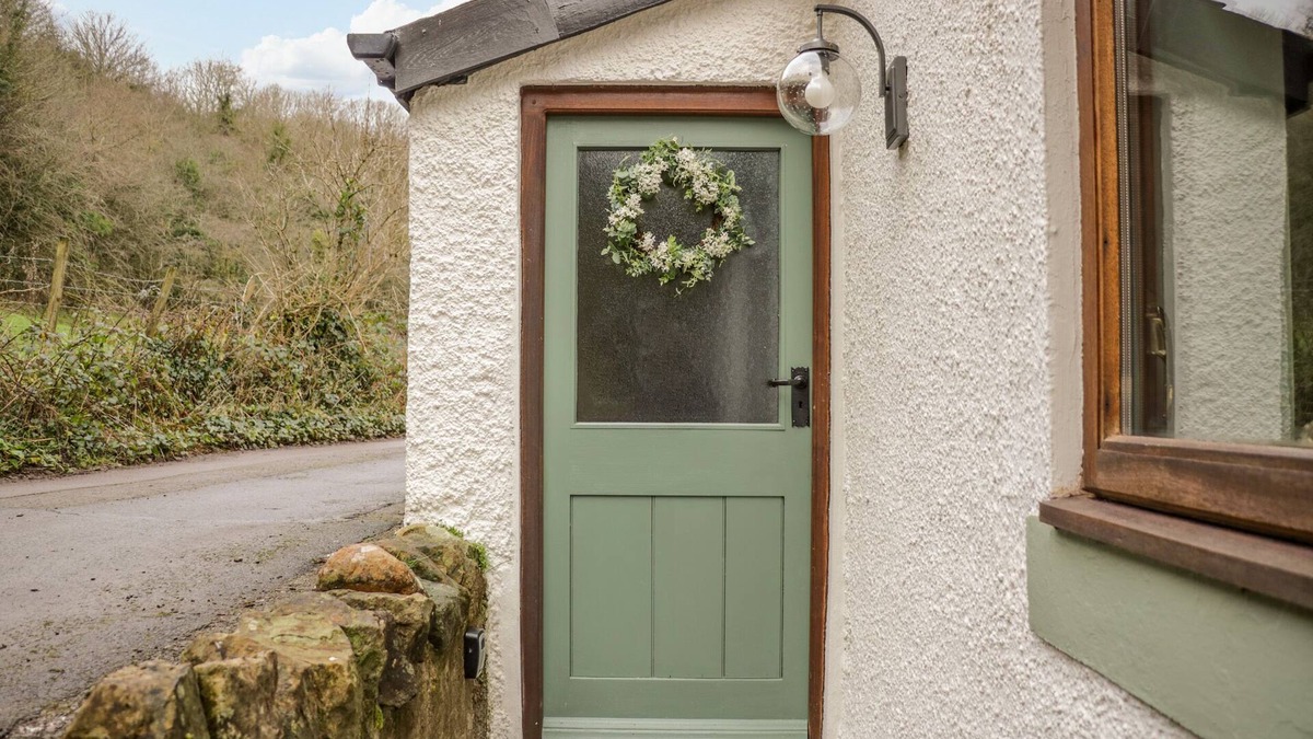 Stainburn Cottage | CAMERTON HALL COTTAGE, pet friendly, with open fire in Cockermouth
