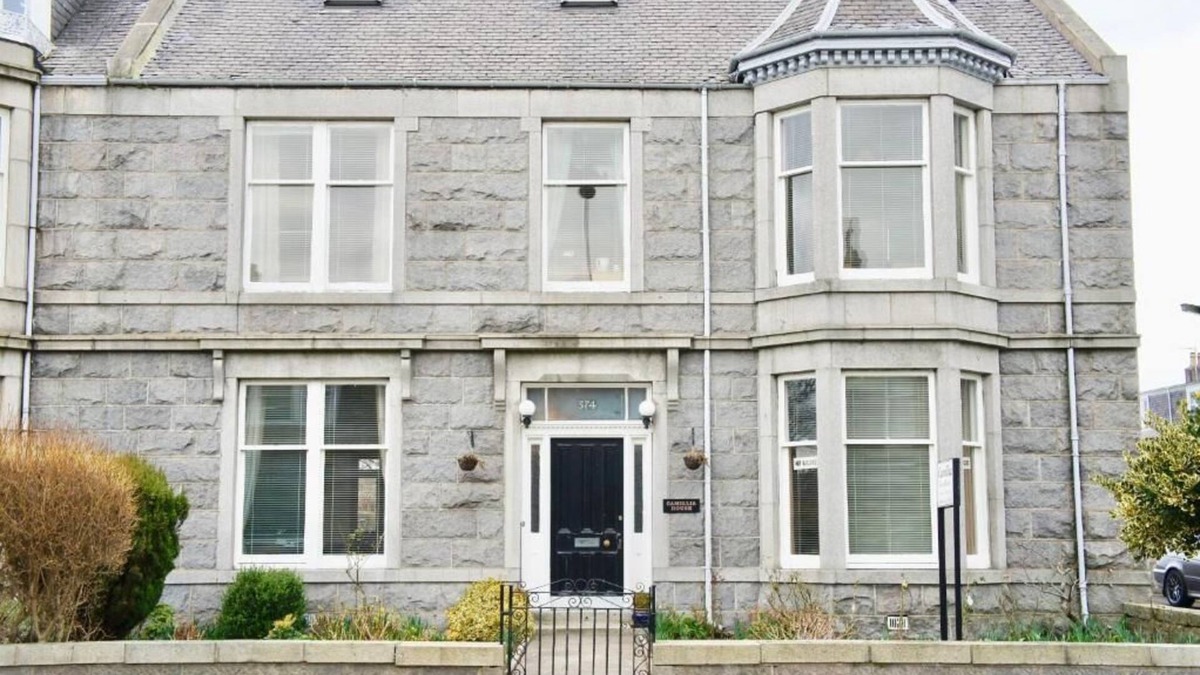 Aberdeen West End House | Camillia Guest House