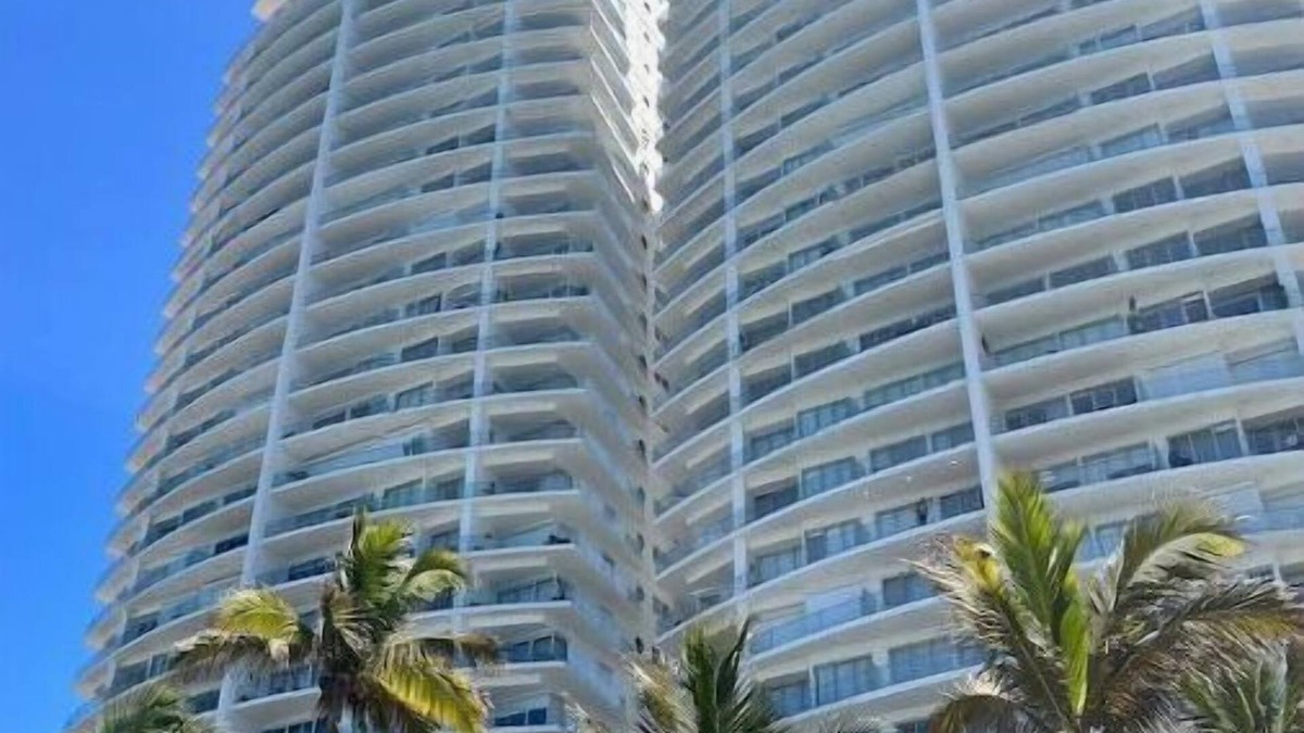 Zona Dorada Condo | Camino al Mar beachfront condo