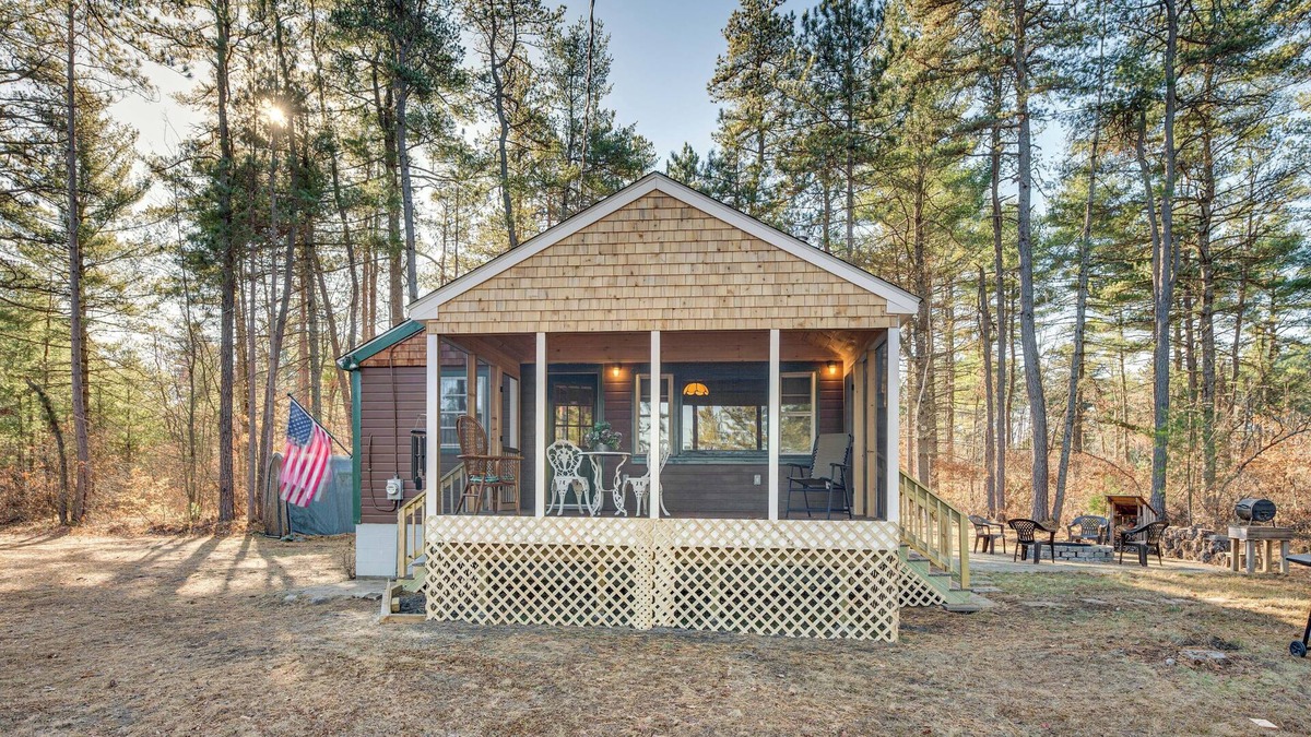 Waterboro Cabin | 'Camp Crescendo' Rustic Waterboro Cabin By Lake