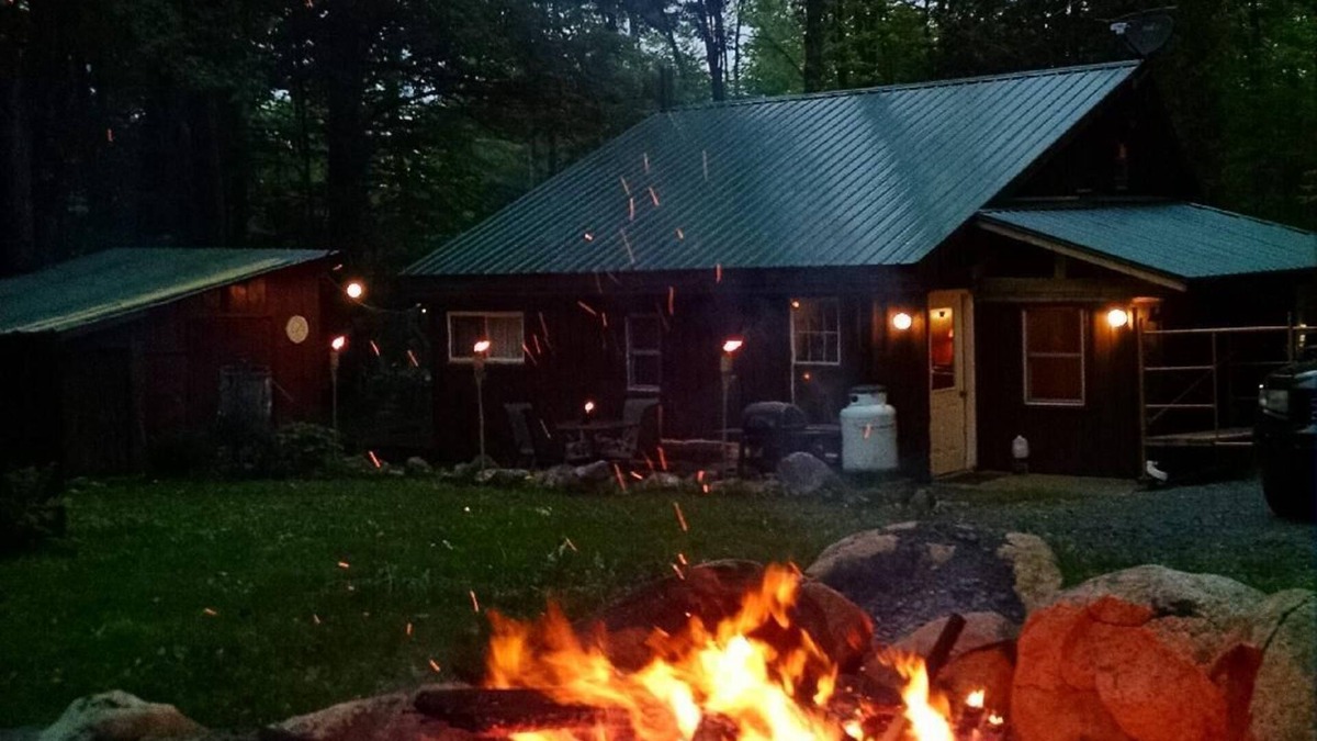 Lowville Cabin | Camp Dennis - Cozy Cabin