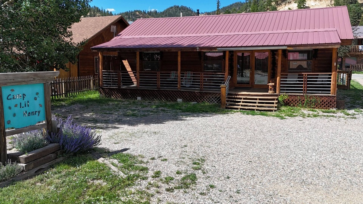 Red River House | "Camp Lil Henry" Charming Cabin - On Main Street - Pet Friendly - Fenced Yard - WIFI