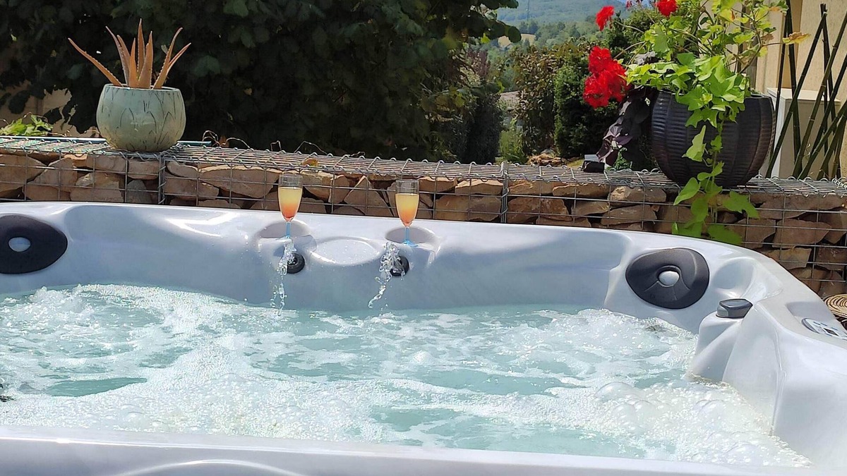 Panossas House | Campagne et Jacuzzi . C'est Cosy le Bumble Bee !