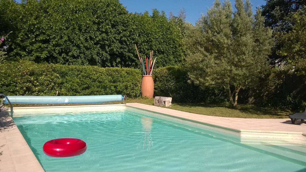 Saintes House | CAMPAIGN IN CITY. Heated private pool. On the edge of Charente in Saintes.