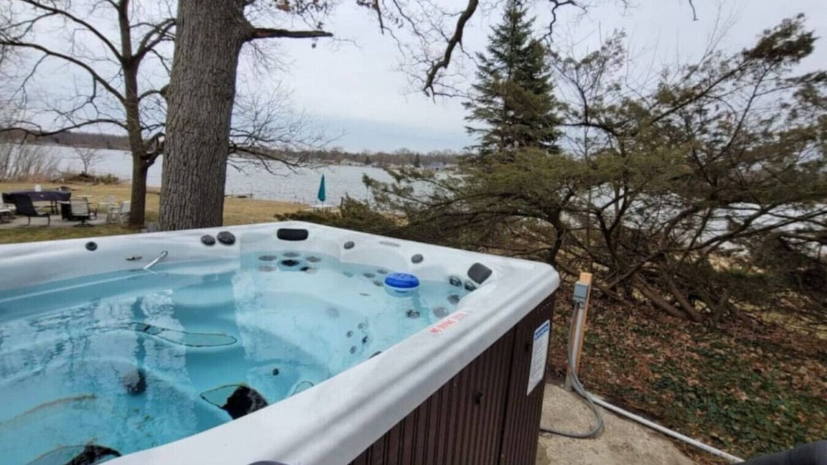 Alto House | Campau Lake Sunnydays 2 bedroom King Bed Lakefront