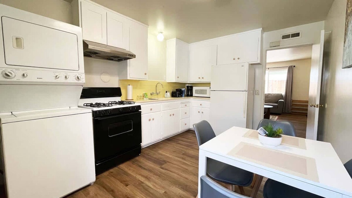 Campbell House | Campbell Cozy Bright 2B 1b AC Close to Downtown