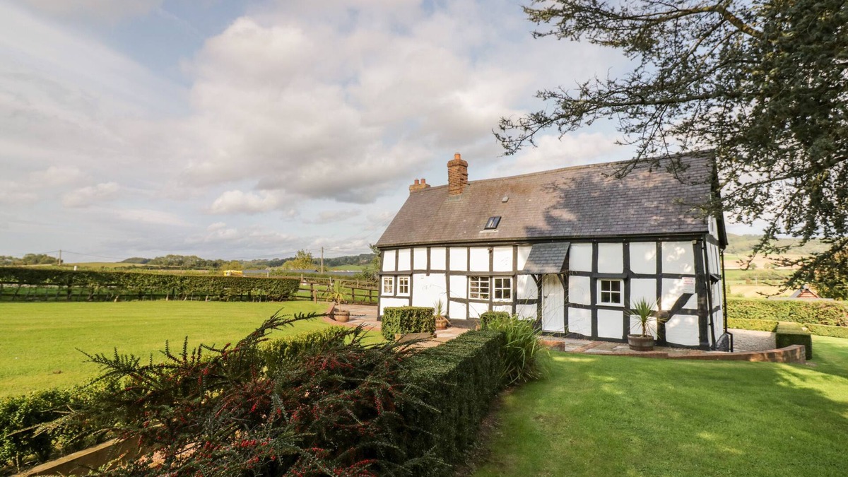 Shelsley Walsh Cottage | CAMPBELL, pet friendly, character holiday cottage in Martley