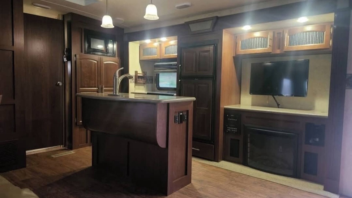 Jamestown RV Rental | Camper sleeps 4 Located at Lake Cumberland State Park Entrance. Boat Ramp 3min