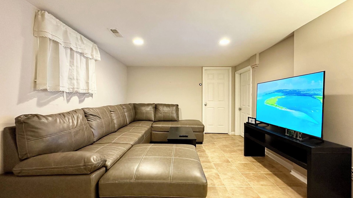New Castle House | Campi's Private Basement Apartment