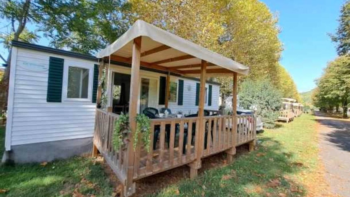 Saint-Cere House | Camping 3 étoiles - Piscine - eeebbi