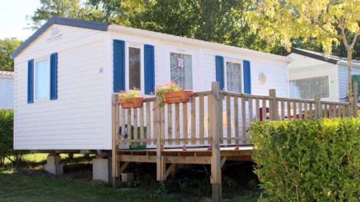 Verteillac House | Camping 3 étoiles - Piscine - eeefah