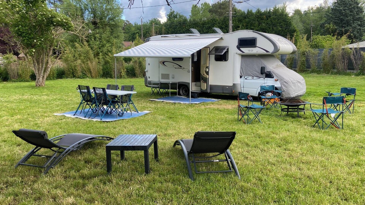Le Vaudoue House | Camping Car au Charme de la Forêt with garden Forêt Trois Pignons on foot.