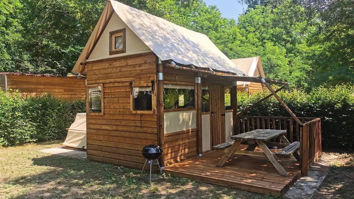 Cormoranche-sur-Saone House | Camping du Lac* - Lodge Tent 3 Rooms 4 People Without sanitary facilities