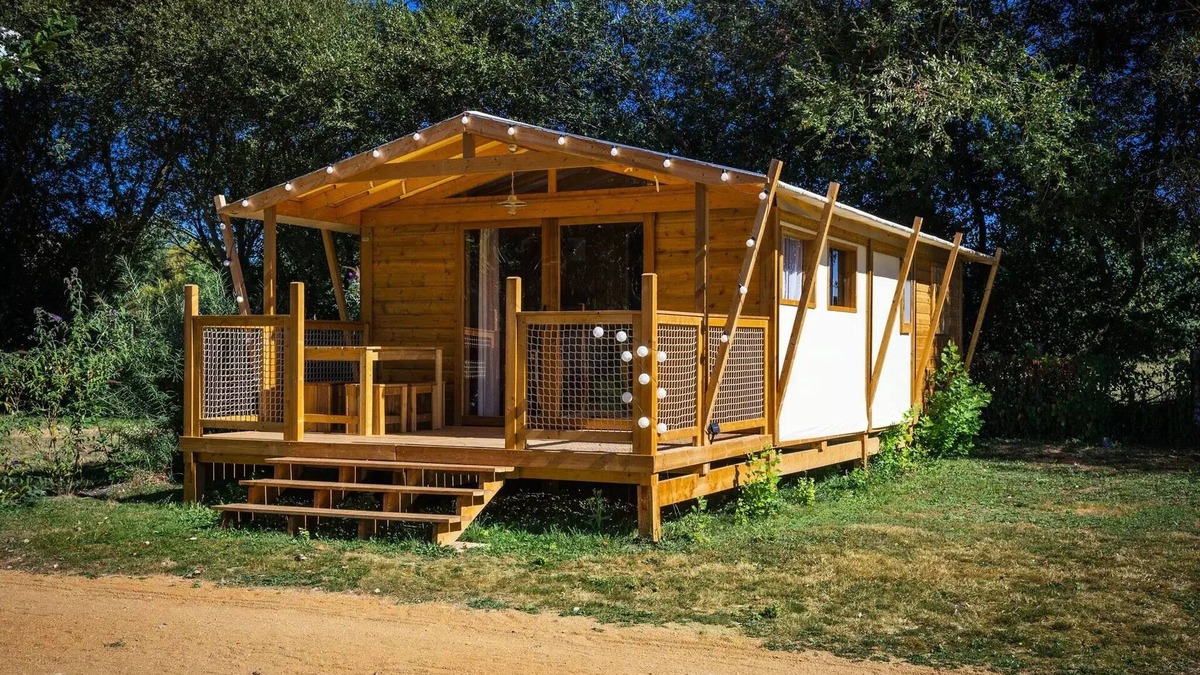 Brissac-Quince Ski Chalet | Camping de l'Etang Sites and Landscapes * - Chalet Insolite Premium Loire 2 ch. - TV 5 people