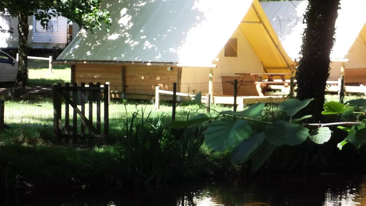 Avrille House | Camping Flower Beauchêne* - Canvas bungalow Amazone 3 rooms 4 persons Without Bathroom