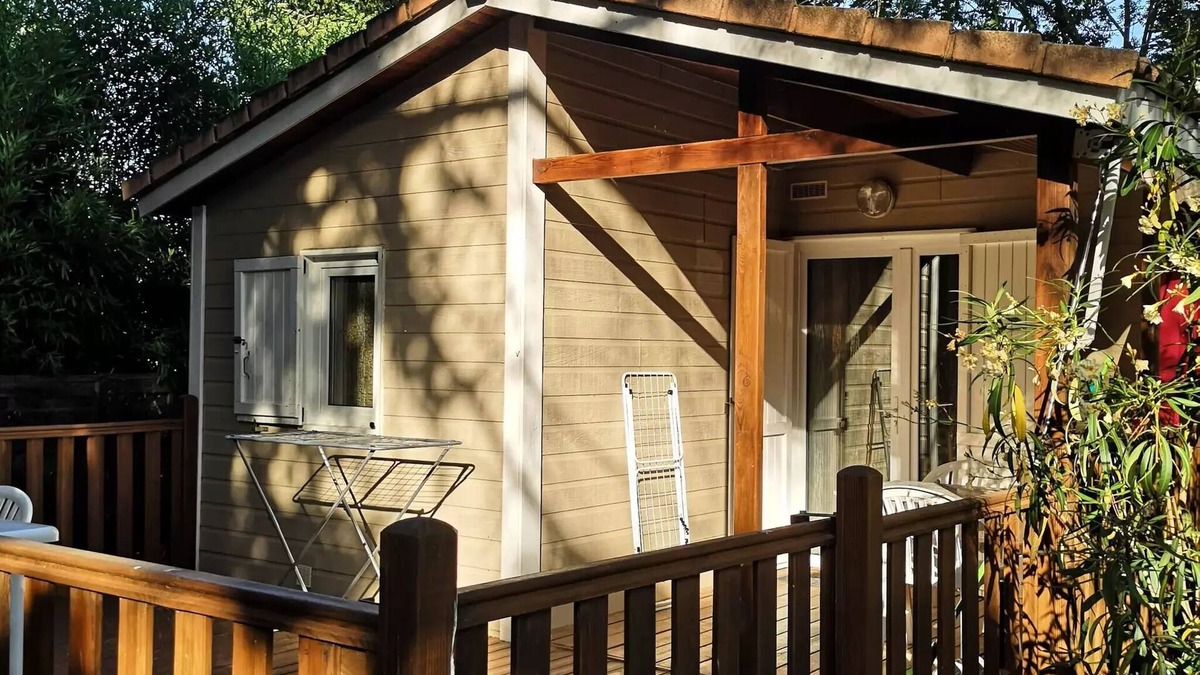 Lansargues Ski Chalet | Camping Flower le Fou du Roi * - Premium Chalet 35 m² (2 bedrooms) + TV + Air conditioning + large semi-covered terrace for 4 people