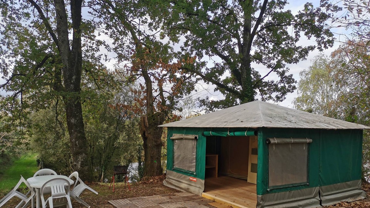 Saint-Aubin-le-Cloud House | Camping La Chagnée - Bungalow toilé