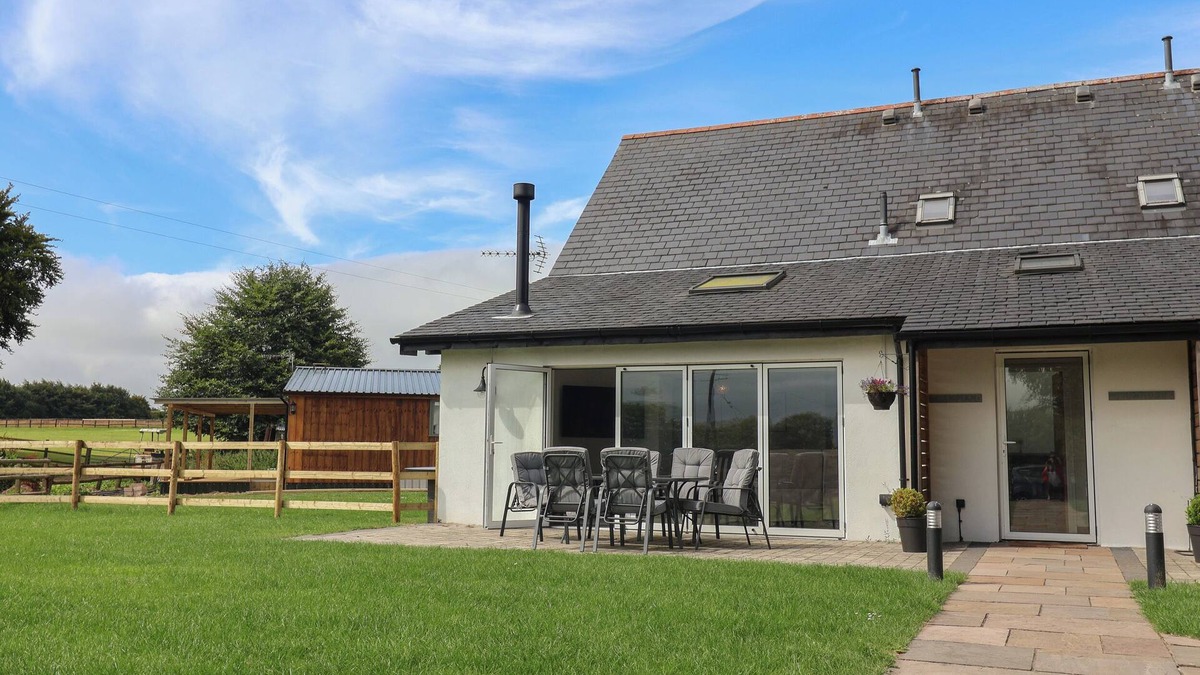 Watchet Cottage | CAMPION COTTAGE, pet friendly, with open fire in Roadwater
