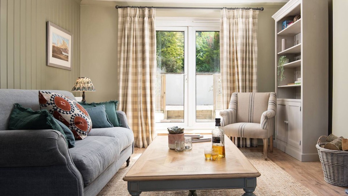 Jedburgh Cottage | CAMPSIE COTTAGE - sleeps 4 guests in 2 bedrooms