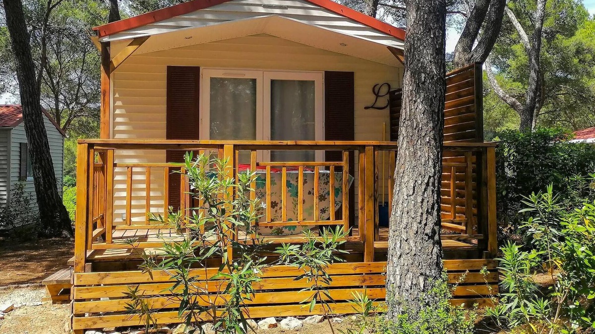 Castelnau-de-Guers House | Campsite Residential La Pinède * - Corsaire CONFORT -1 bedroom 20m2- *Clim, terrace, TV* 2 persons