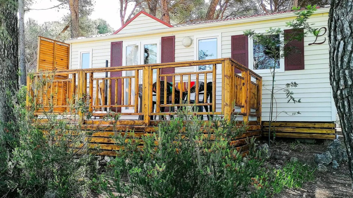 Castelnau-de-Guers House | Campsite Residential La Pinède * - Oceane COMFORT -2 bedrooms 27m2- *Clim, terrace, TV* 4 persons