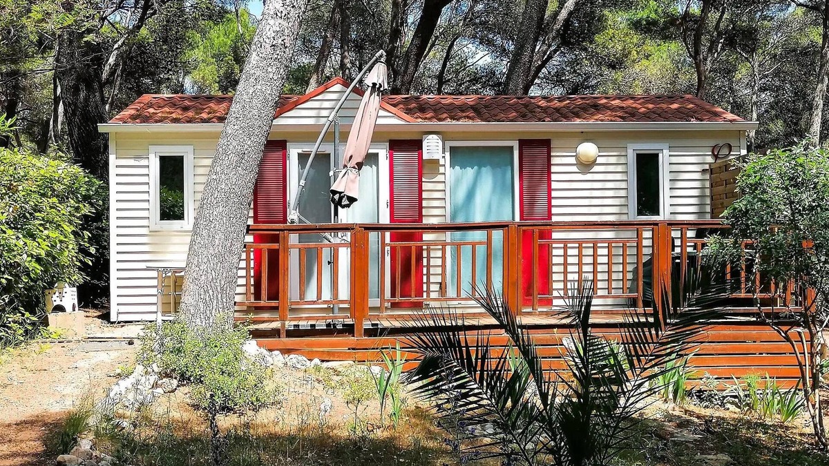 Castelnau-de-Guers House | Campsite Residential La Pinède * - Florès COMFORT -2 bedrooms 30m2- *Clim, terrace, TV* 4 persons