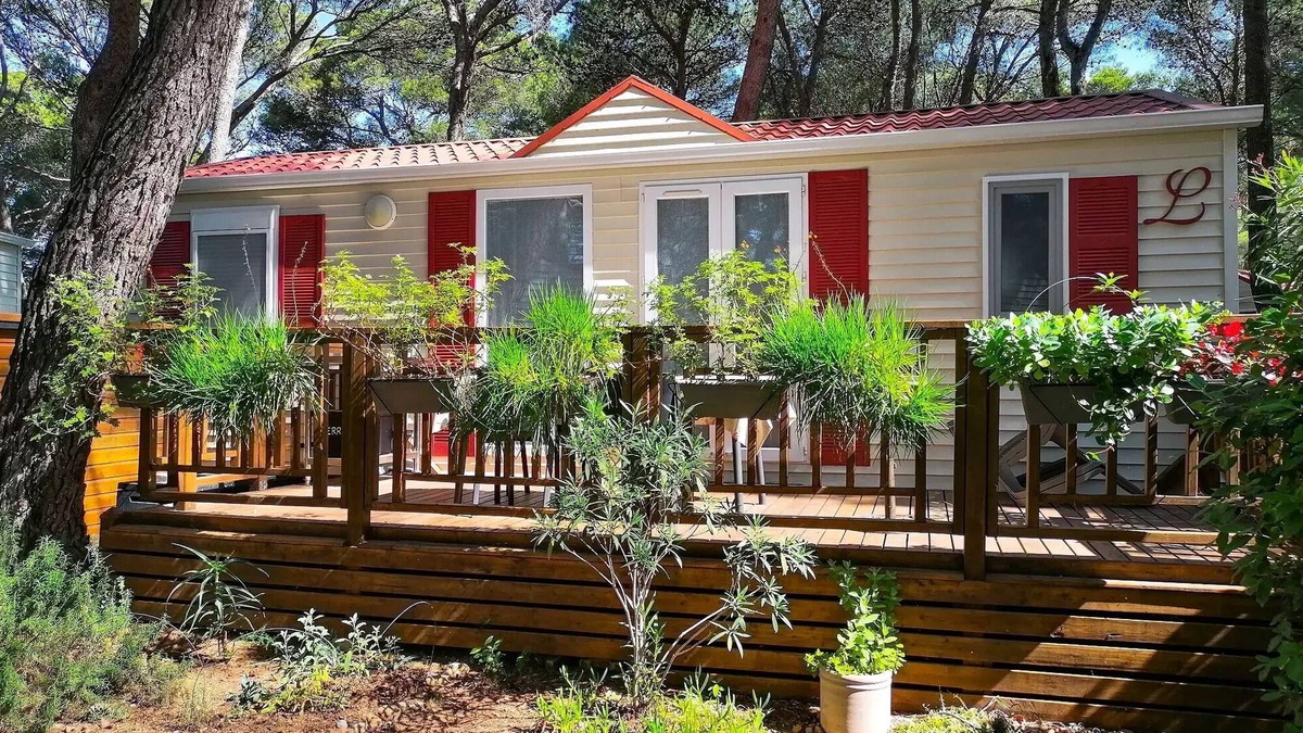 Castelnau-de-Guers House | Campsite Residential La Pinède * - Sumba CONFORT-2 bedrooms 32m2- *Clim, terrace, TV* 4 persons