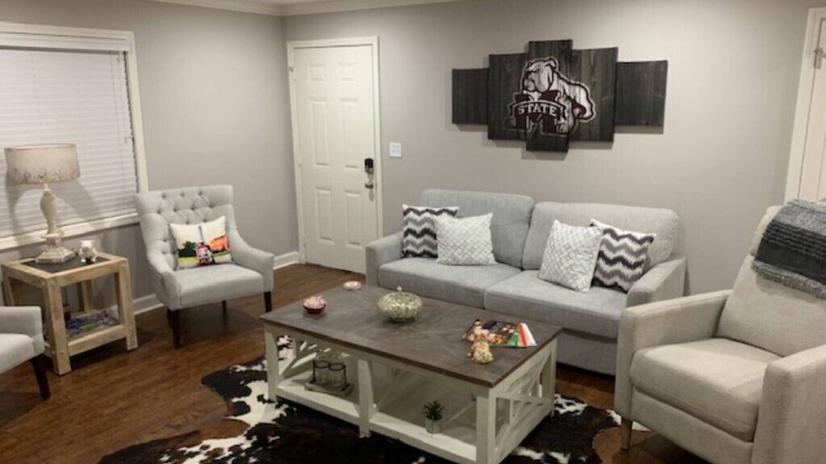 Starkville Condo | 🐾CAMPUS COWBELL🐾 Located on Campus! Goodie basket for guests!