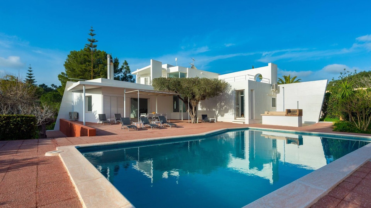 Can Furnet Villa | CAN LLUC Holiday Home with Wi-Fi, Air Conditioning, Pool, Garden and Sun Terrace