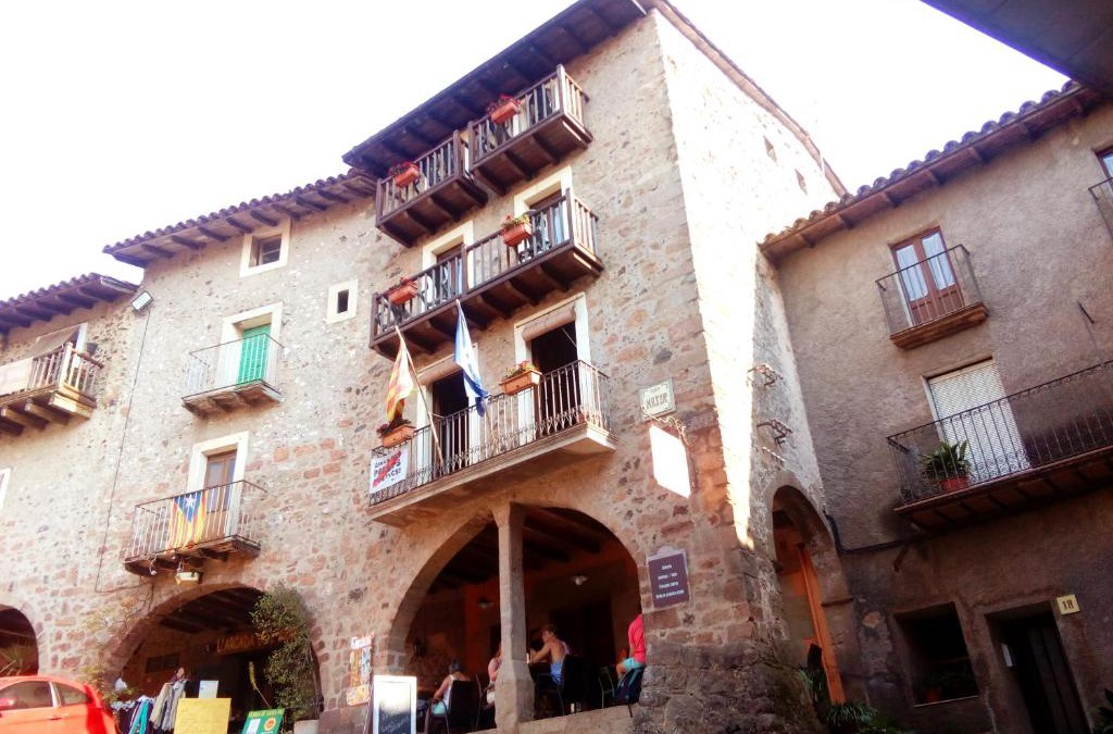 Santa Pau Hotel | CAN MENCIÓ - Plaça Major