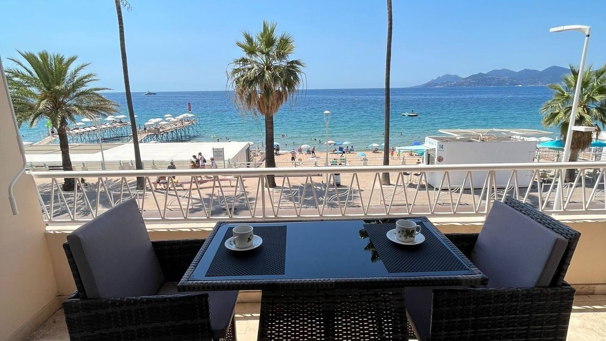 Le Suquet Apartment | Can't Get Closer to Beach
