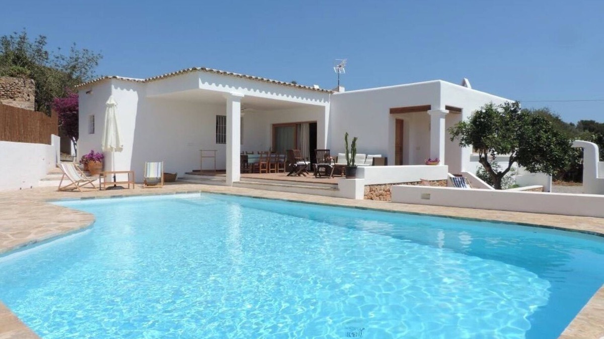 Santa Eulalia del Rio Villa | CAN XICU DE PERELLA. VILLA IN THE COUNTRYSIDE WITH SWIMMING POOL.