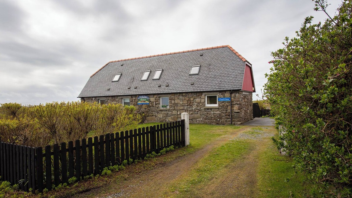 Aisgernis Cottage | CANACH COTTAGE, pet friendly in Daliburgh, Isle Of South Uist