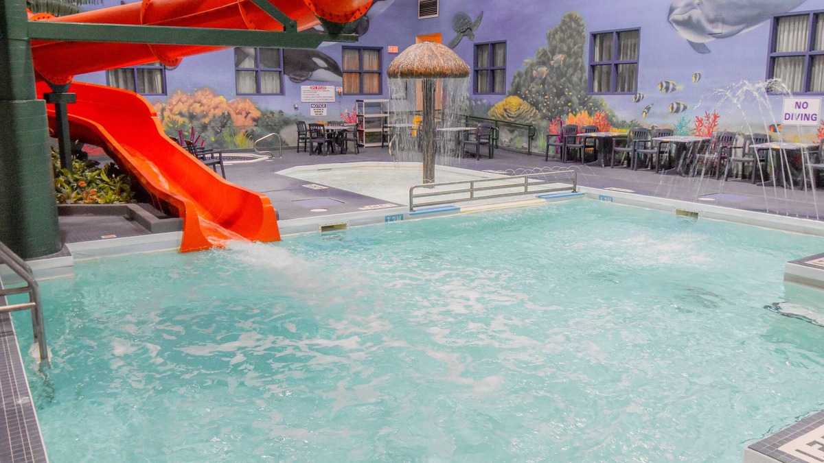 Winnipeg Hotel | Canad Inns Destination Centre Garden City