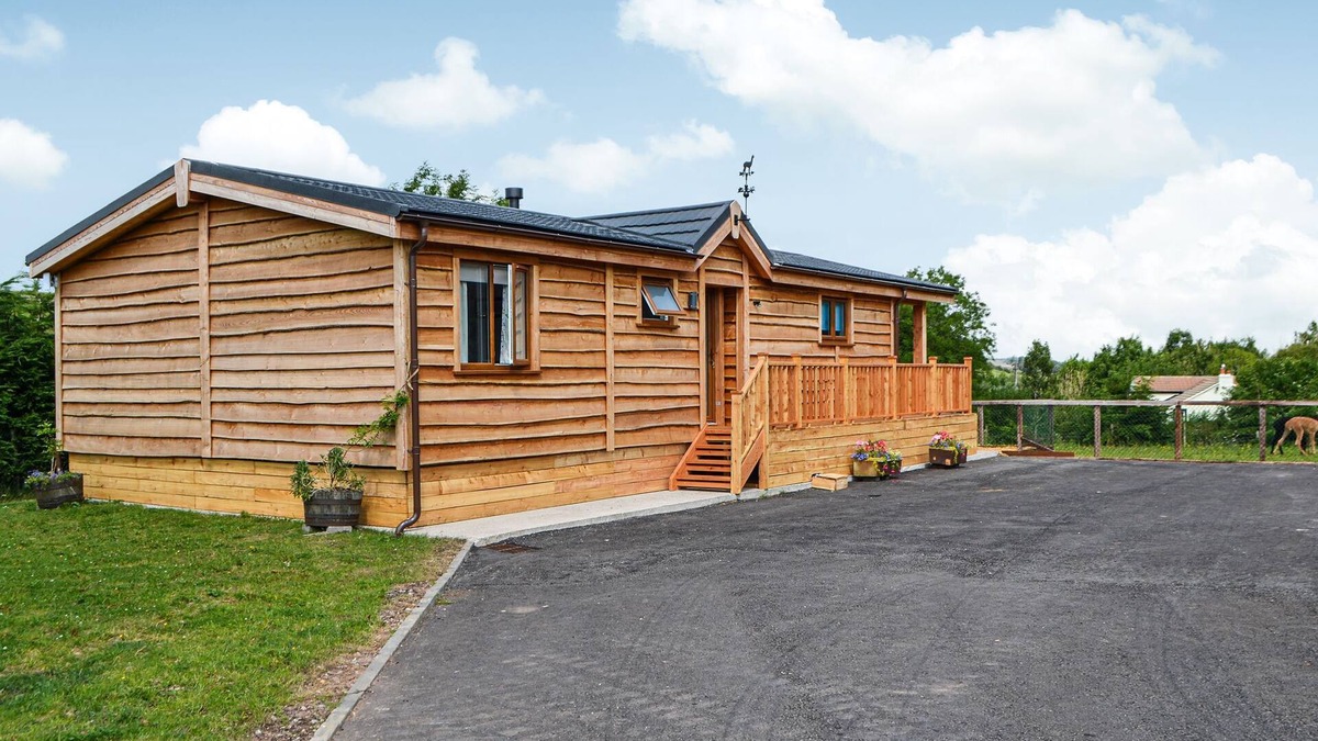 Rowrah Cottage | Canadian timber lodge with direct views to the Alpacas.