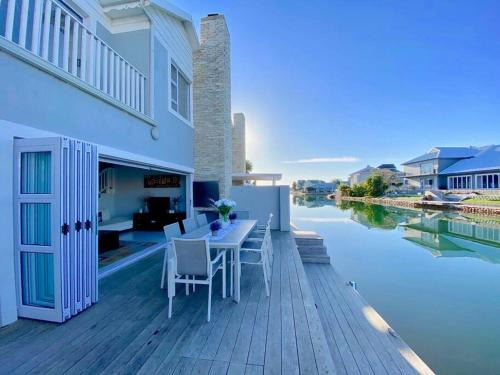 Marina Martinique Apartment | Canal 04