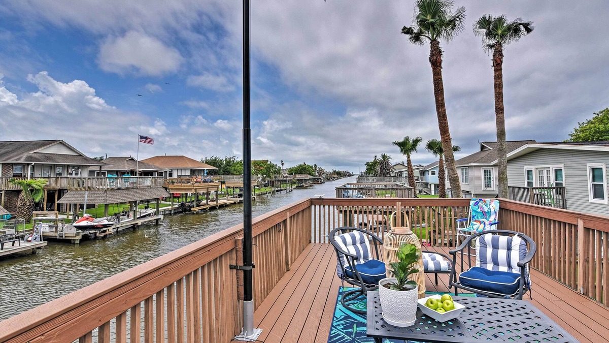 Bayou Vista House | Canal-Front Hitchcock Home w/ Private Dock!