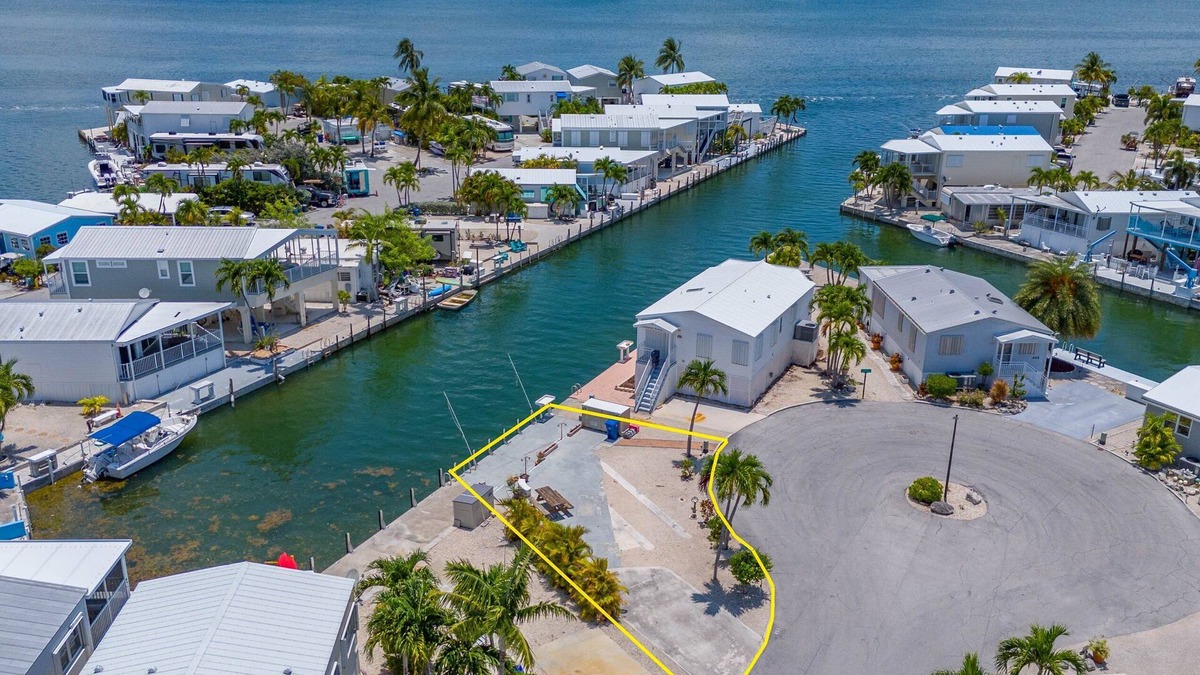 Cudjoe Key RV Rental | Canal Front RV LOT 451 Venture Out (40x23x70x31x35)