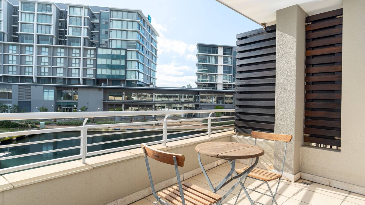Victoria and Alfred Waterfront Apartment | Canal Quays 202