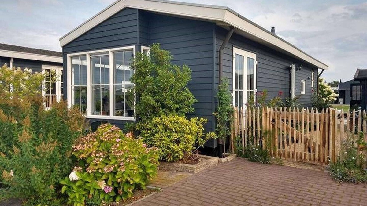 Giethoorn House | Canal-Side Stay, Giethoorn