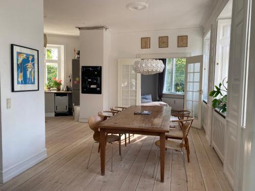 Christianshavn Apartment | Canal view