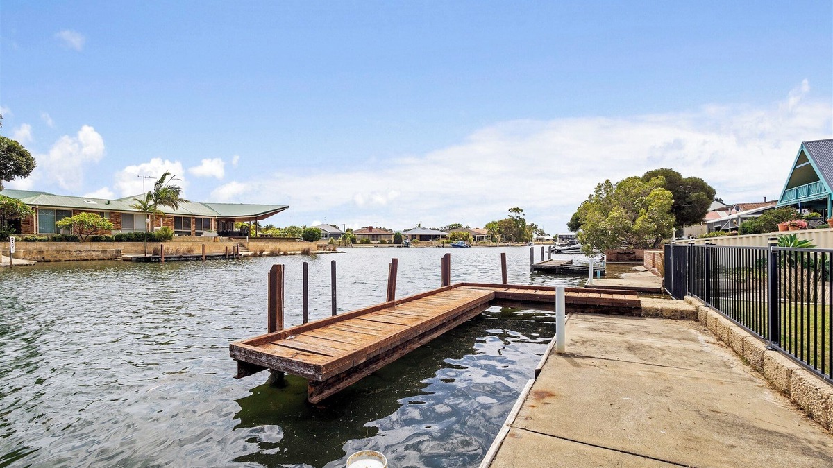 South Yunderup House | Canal view Fire pit Pet friendly Private Jetty Spacious Yard