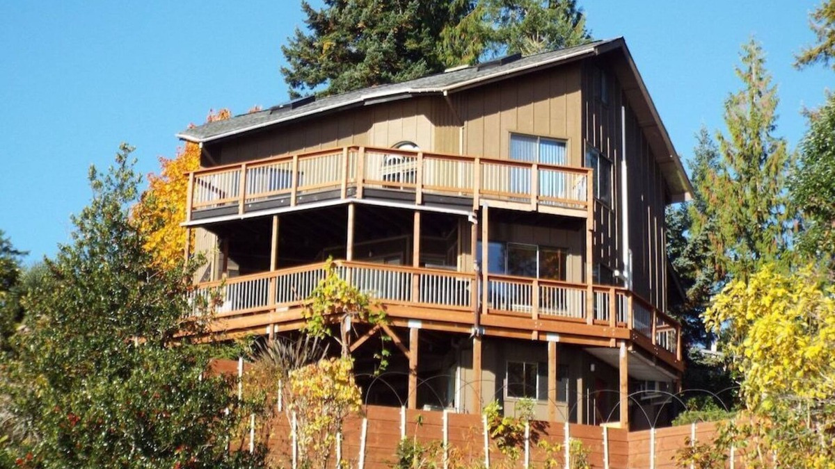 Hoodsport House | Canal View, Gameroom, 6person HotTub, Lrge Decks, Coverd Patio, DogsOK, Sleeps12