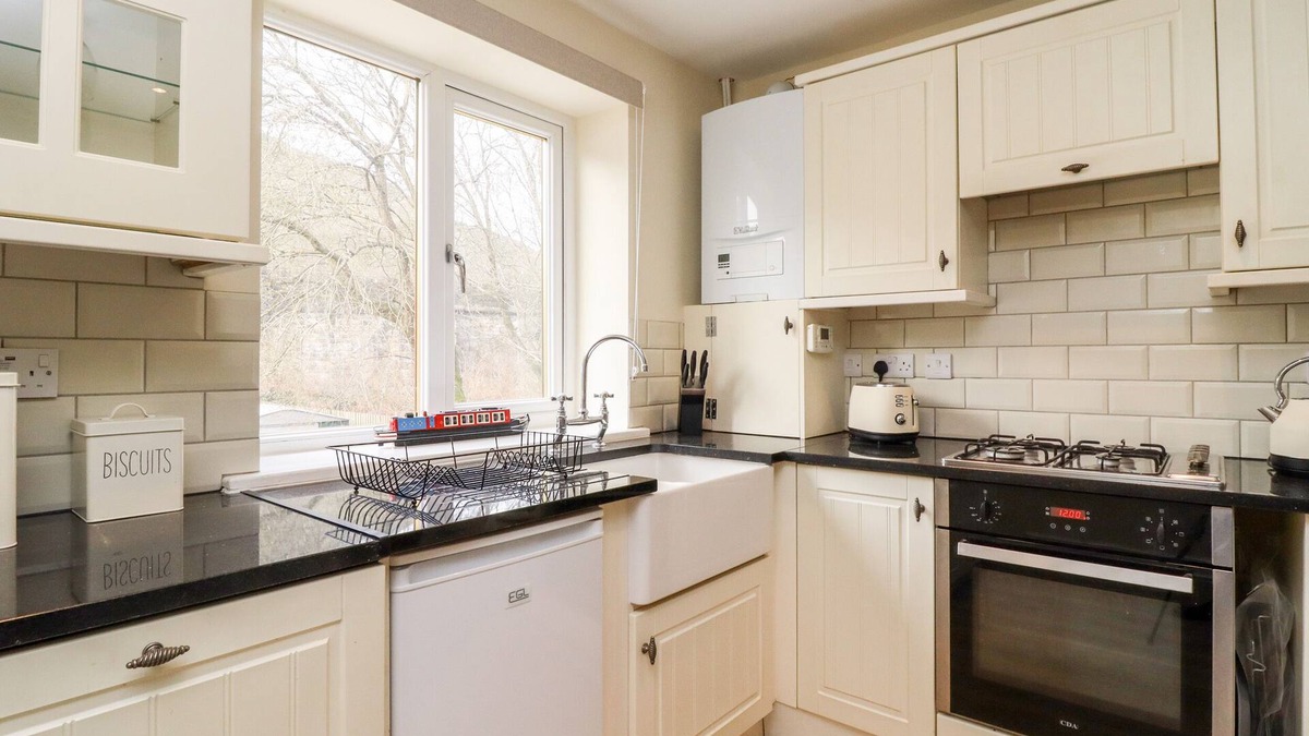 Walsden Cottage | Canal View