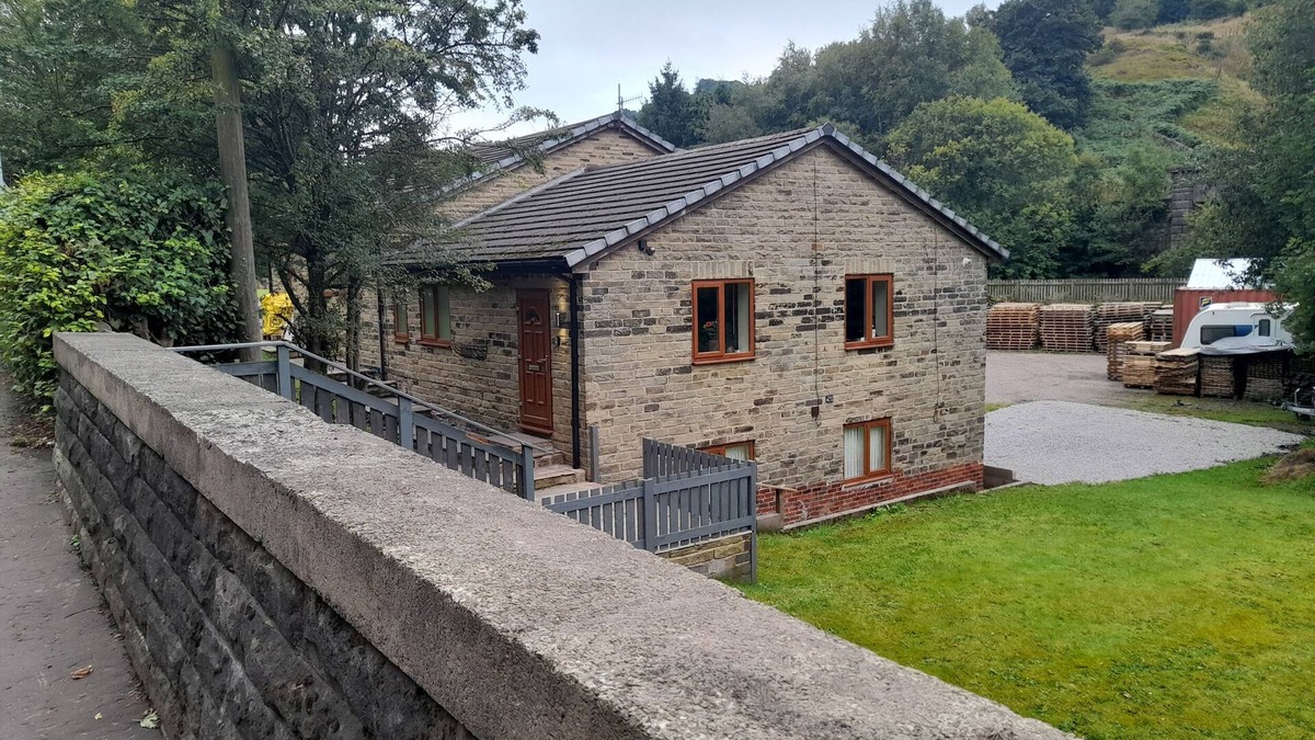 Walsden Cottage | CANAL VIEW, pet friendly, with a garden in Todmorden