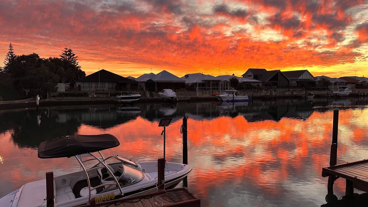 Halls Head House | Canal Views - accommodation in Halls Head, Mandurah: dolphins, sunrises and more